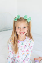 Load image into Gallery viewer, Grassy Green Bamboo Alligator clip Bows